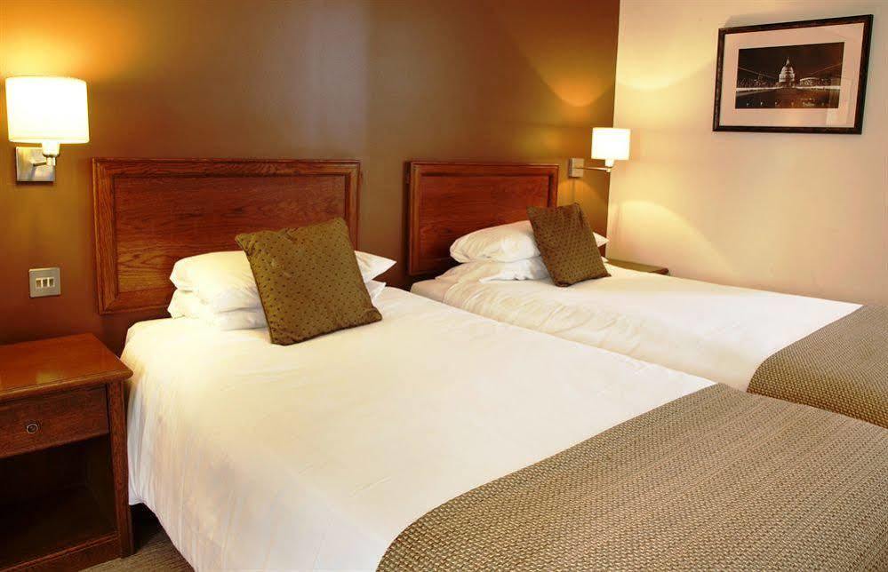 Hotel Crown Chertsey
